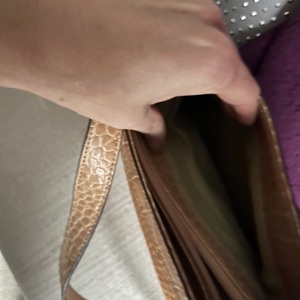 Liz Claiborne tan shoulder bag - Picture 5 of 7